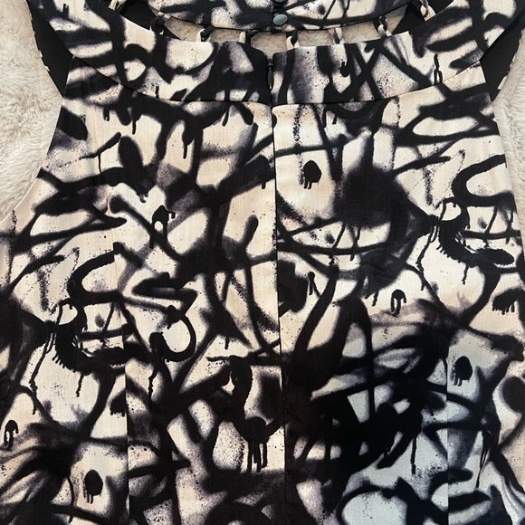 New! Nicole Miller Artelier black and white, lined cutout dress
NWT! Size 2 - Picture 7 of 11